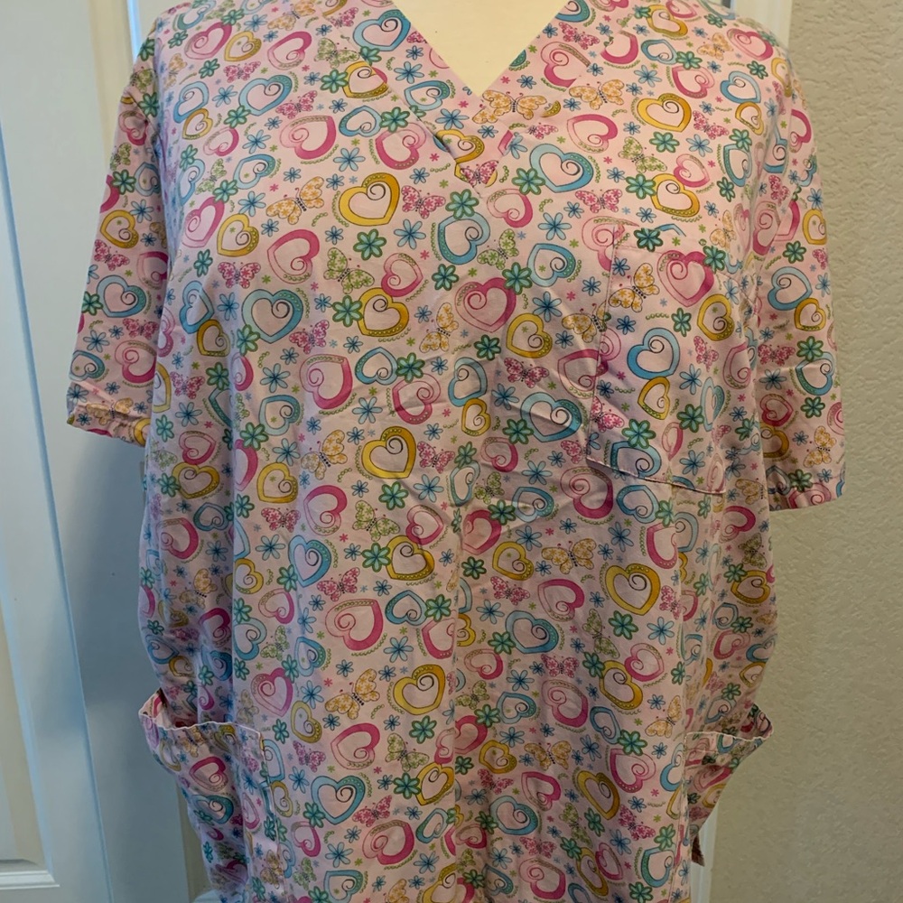 SC-16 Colorful Heart and Flower Print Scrub Top Size 3X